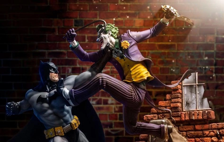 Batman vs Joker Battle Diorama Statue Seasonal Favorite Creative Outlet